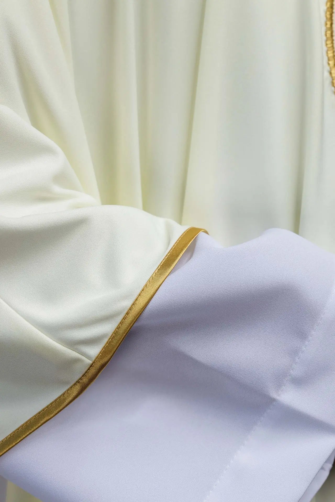 Chasuble brodée avec IHS tissu tricoté léger SACROLITE
