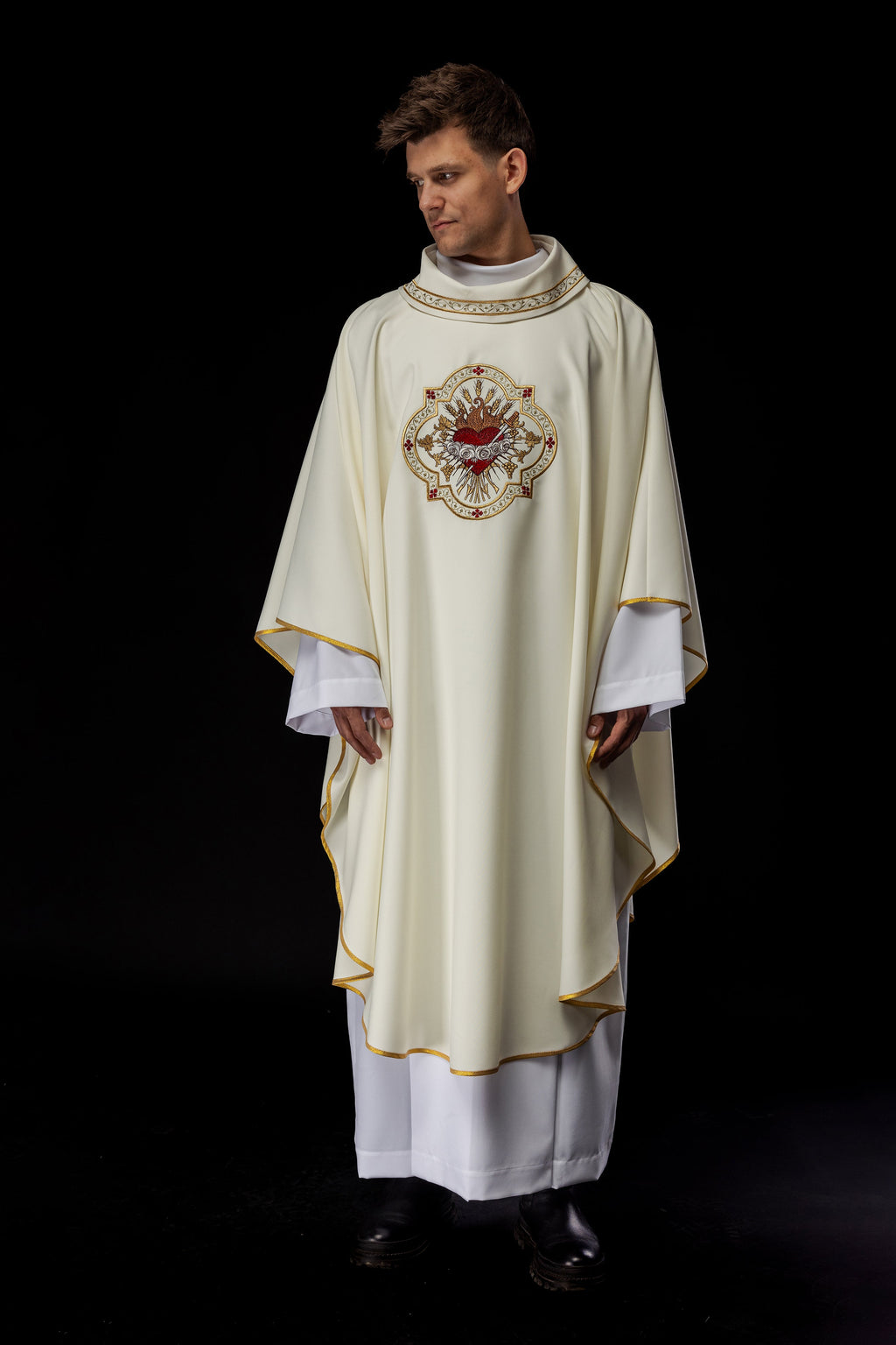 Chasuble brodée avec le motif du Cœur de Marie