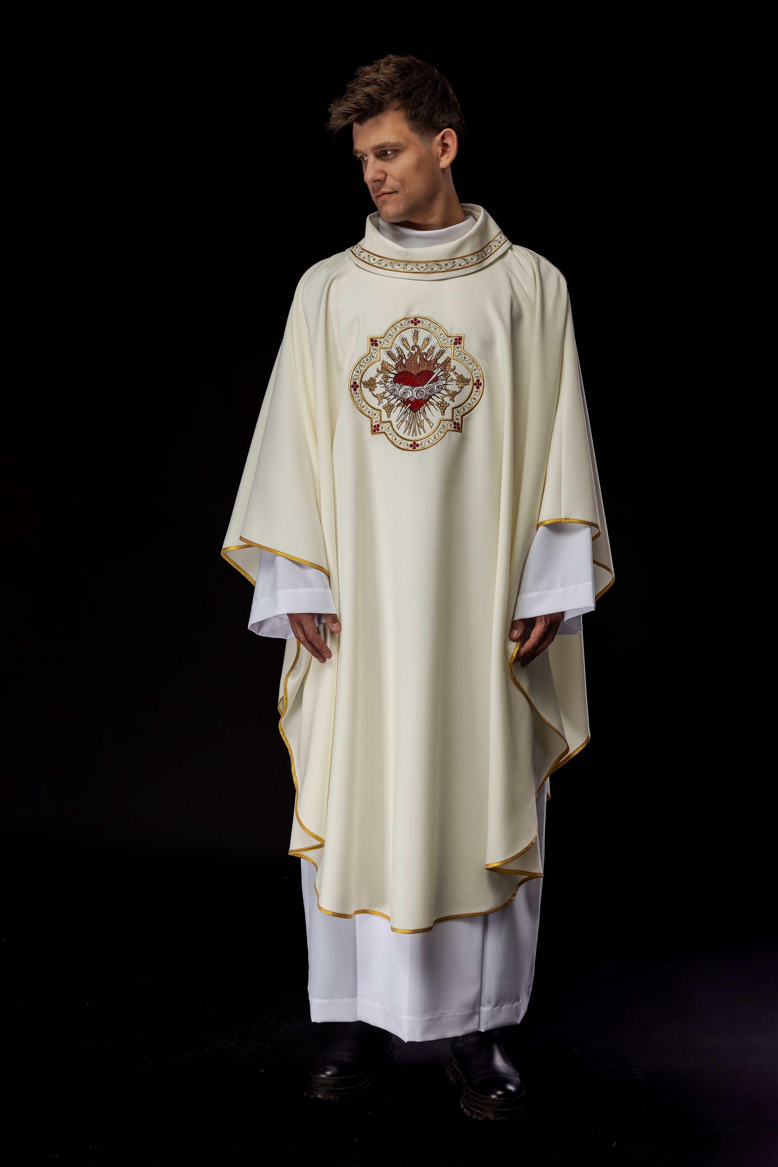 Chasuble brodée avec le motif du Cœur de Marie