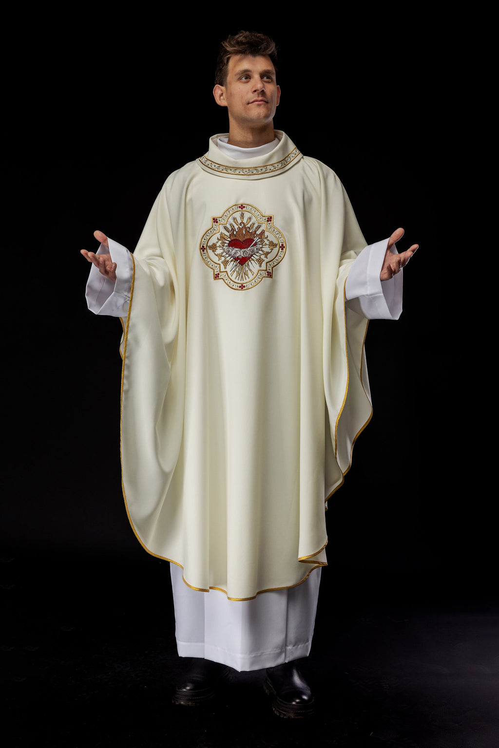 Chasuble brodée avec le motif du Cœur de Marie