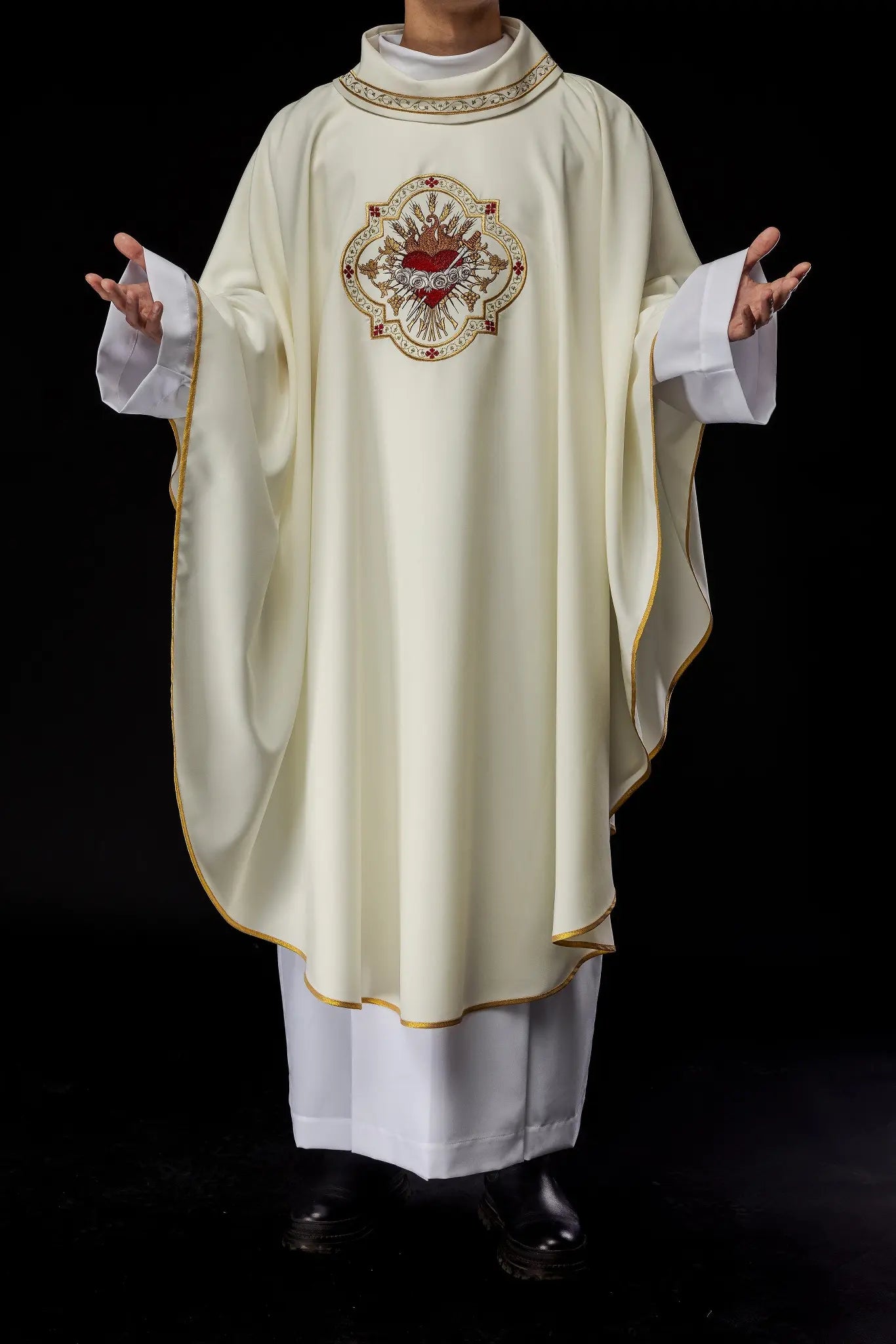 Chasuble brodée avec le motif du Cœur de Marie