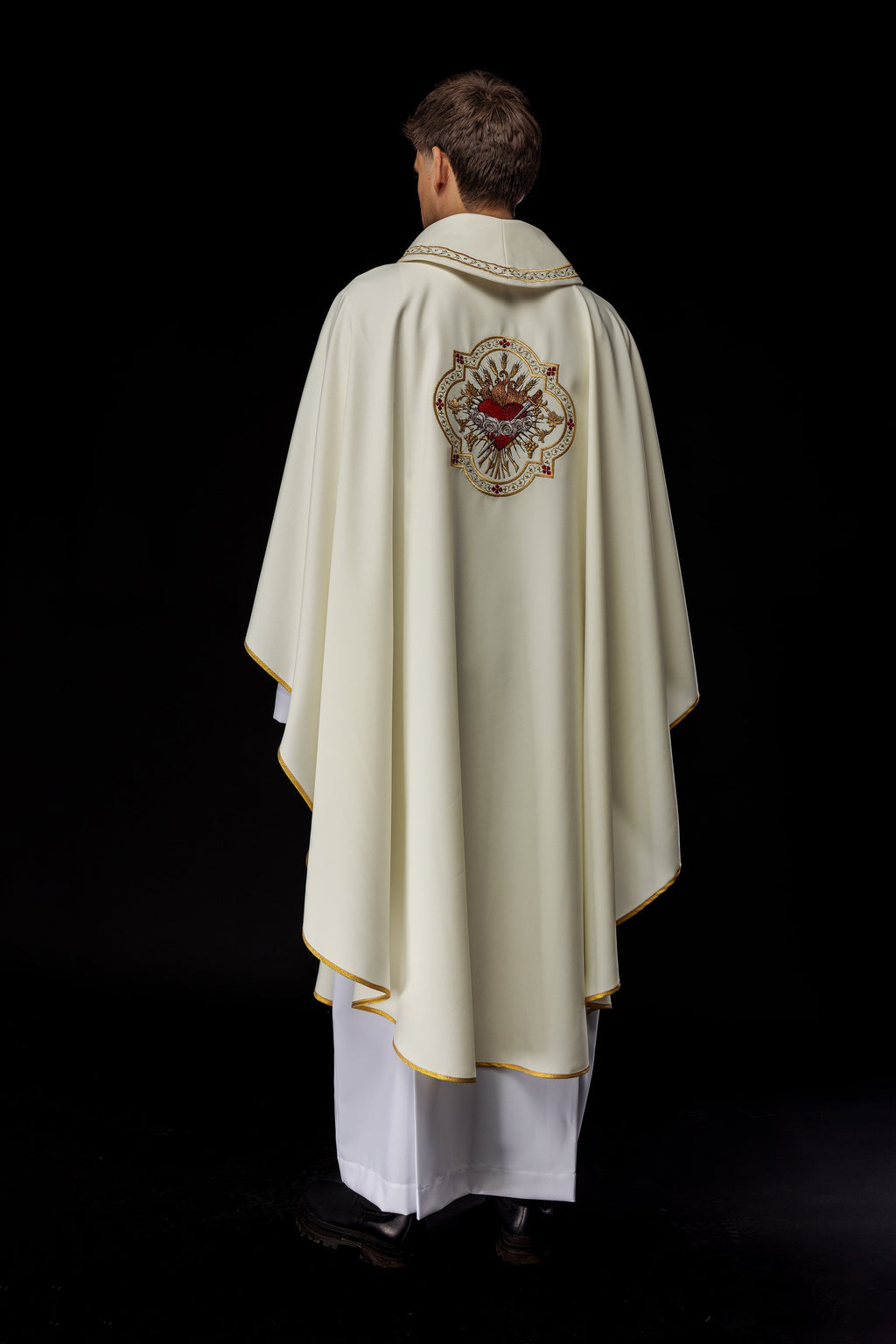 Chasuble brodée avec le motif du Cœur de Marie