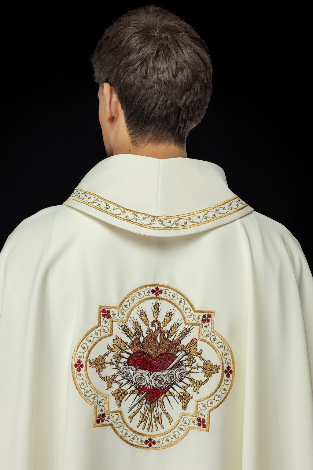 Chasuble brodée avec le motif du Cœur de Marie