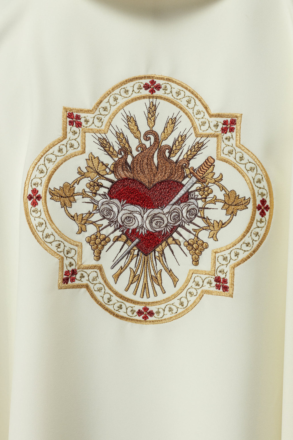 Chasuble brodée avec le motif du Cœur de Marie
