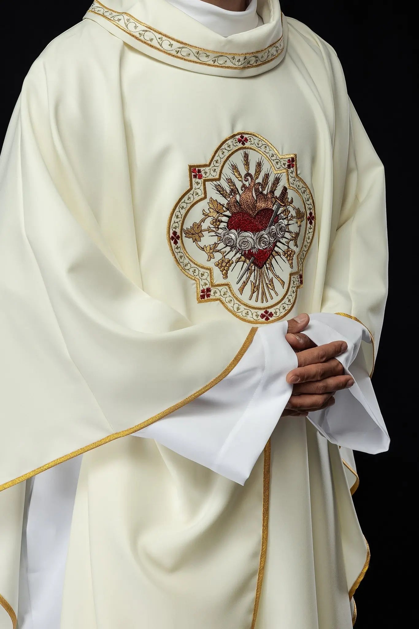 Chasuble brodée avec le motif du Cœur de Marie