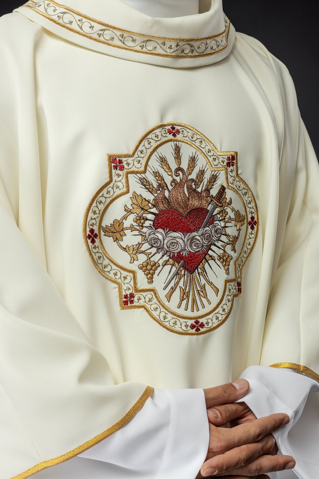Chasuble brodée avec le motif du Cœur de Marie