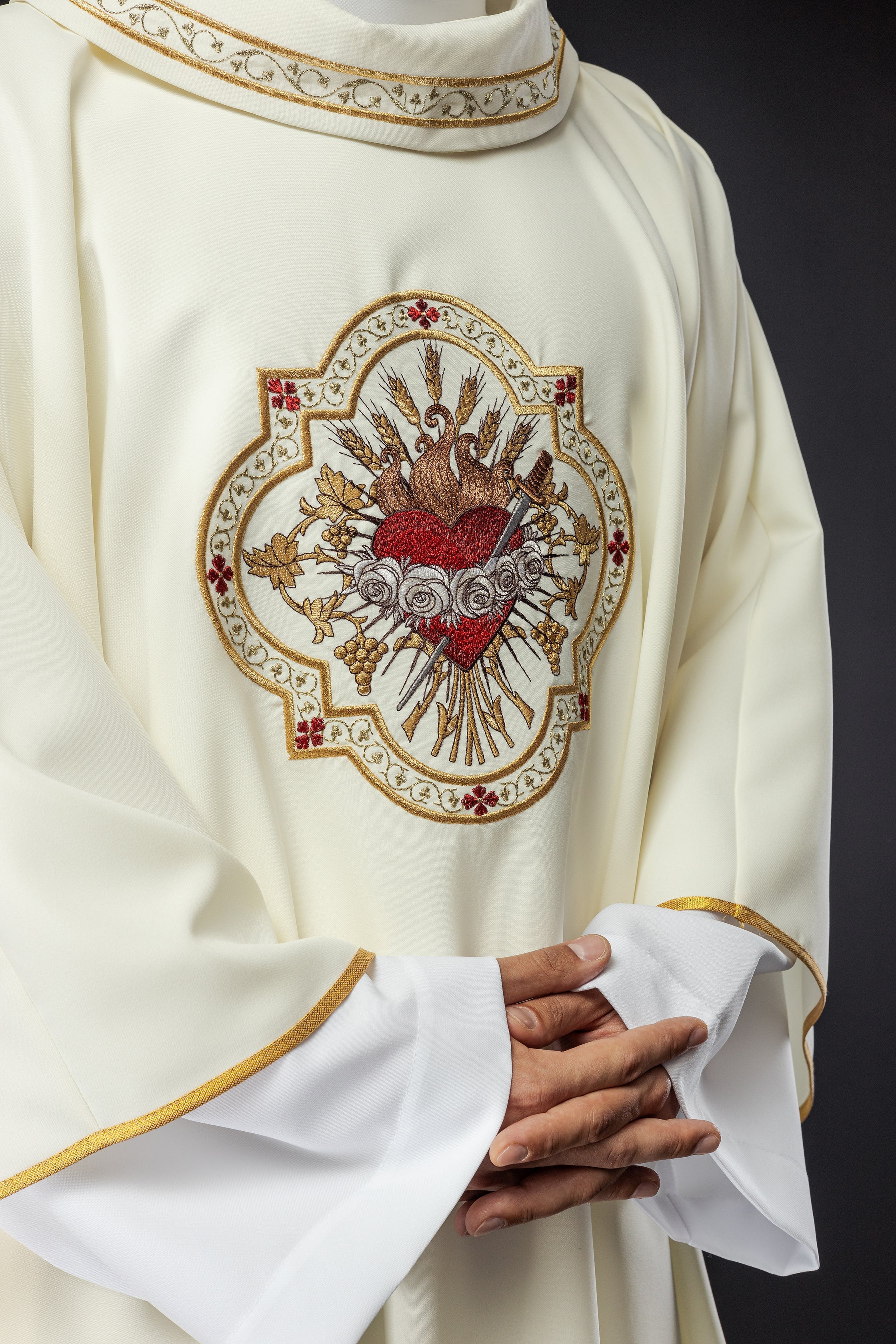 Chasuble brodée avec le motif du Cœur de Marie