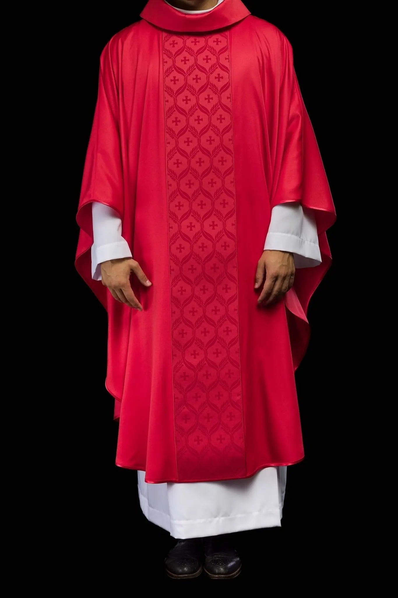 Chasuble rouge avec bande à motif croix en jacquard