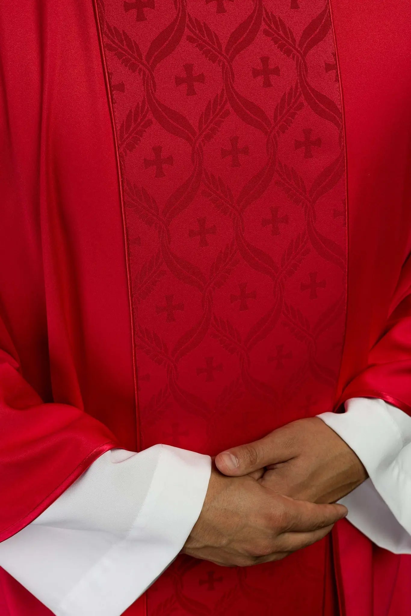 Chasuble rouge avec bande à motif croix en jacquard
