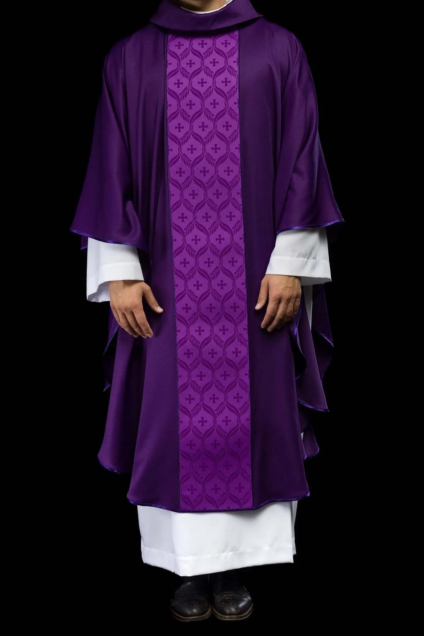 Chasuble violette avec bande à motif croix en jacquard