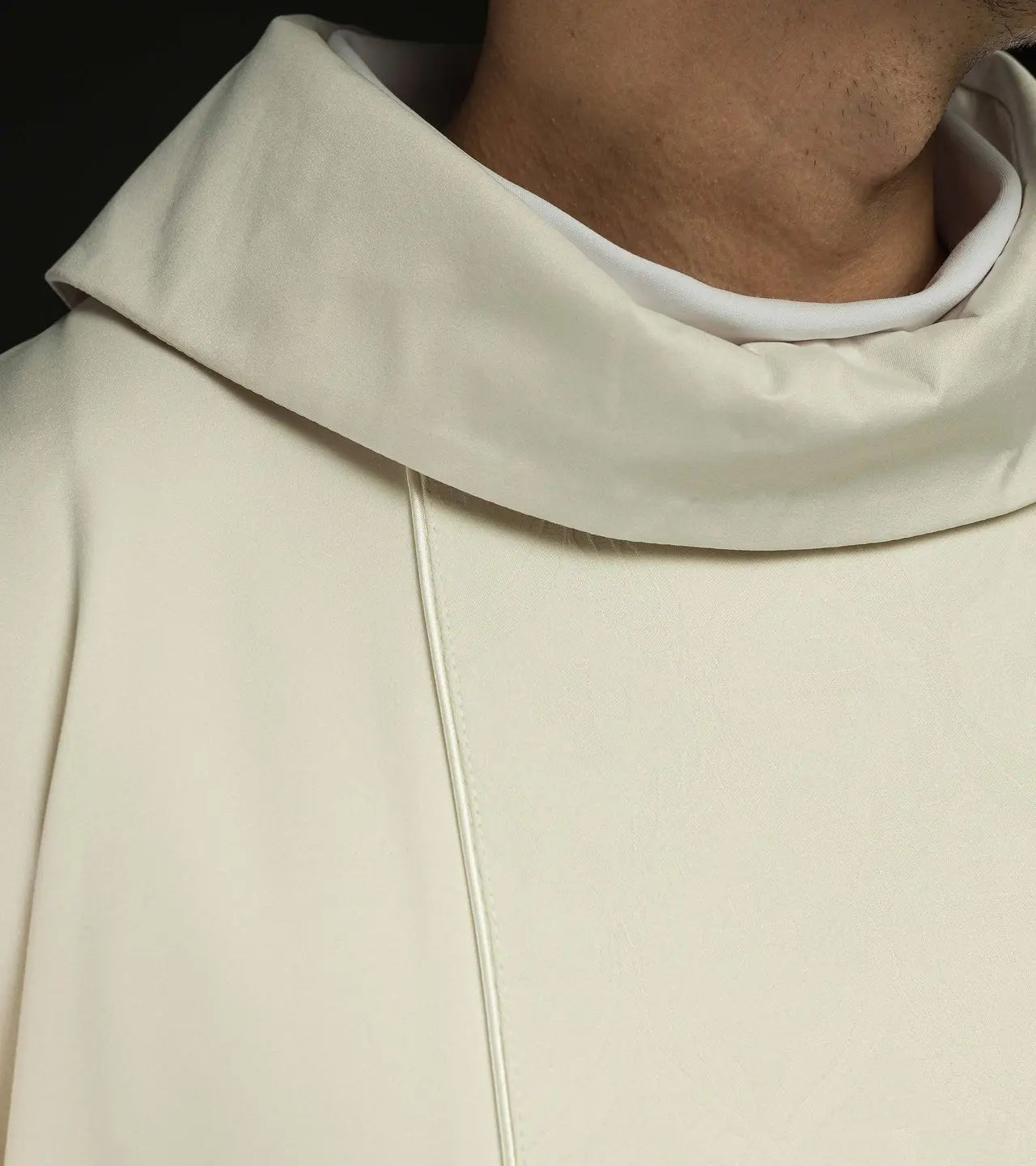 Chasuble écrue avec bande jacquard à motif croix