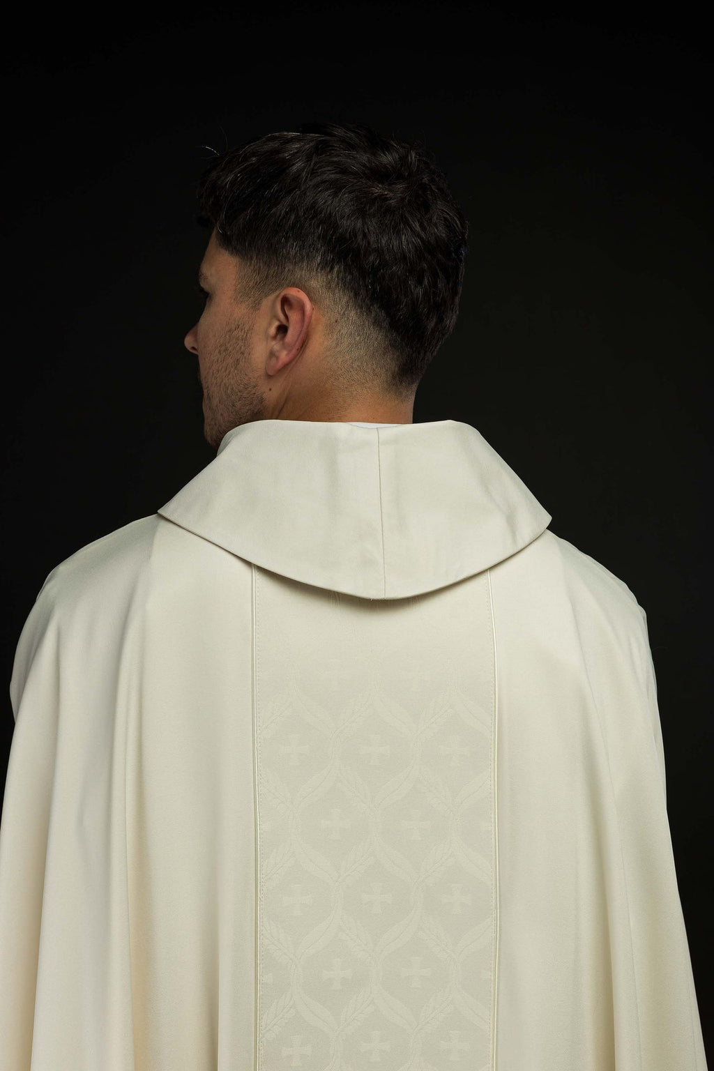 Ornat ecru z żakardowym pasem w krzyże - ORNATY.PL