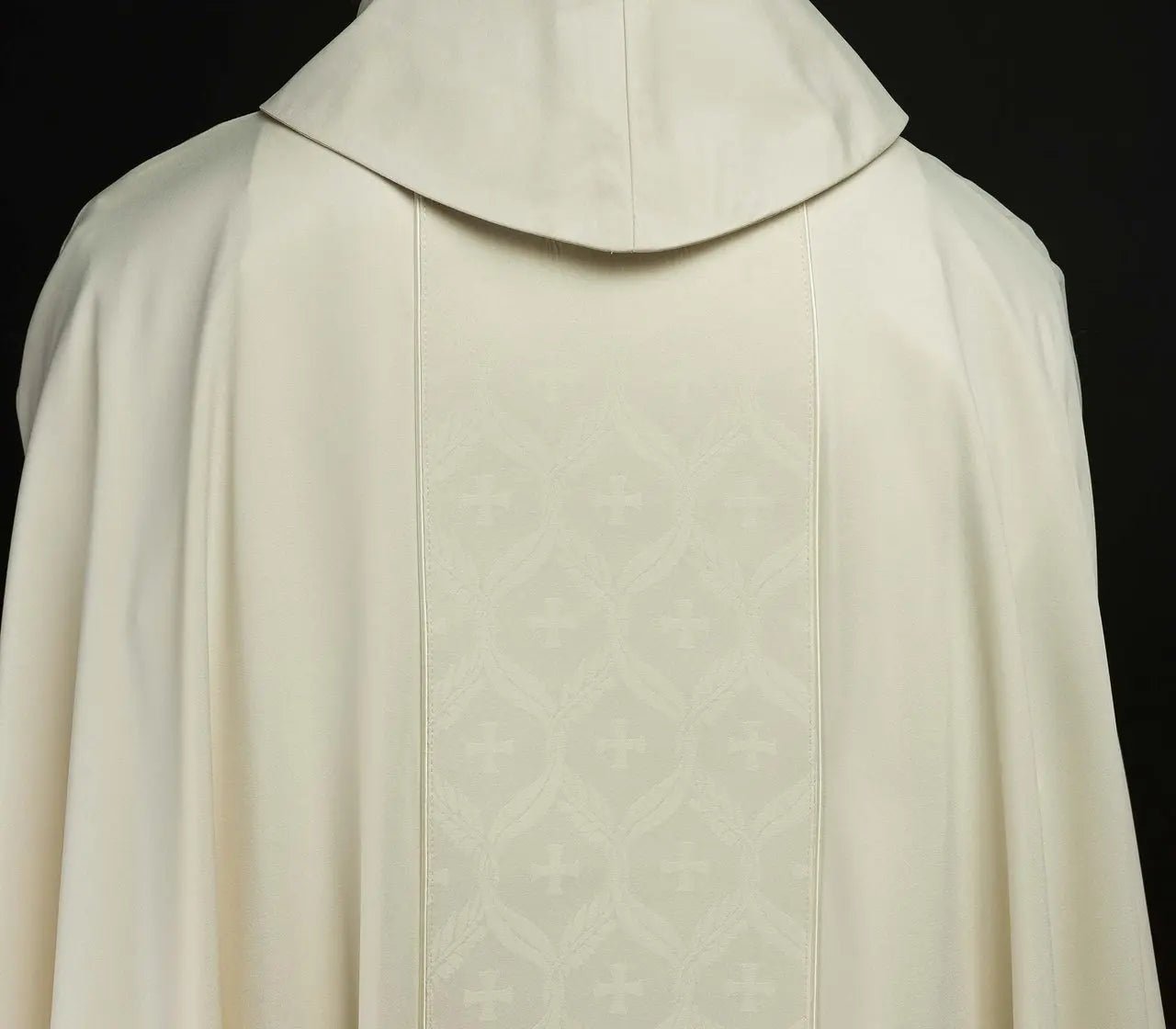 Chasuble écrue avec bande jacquard à motif croix
