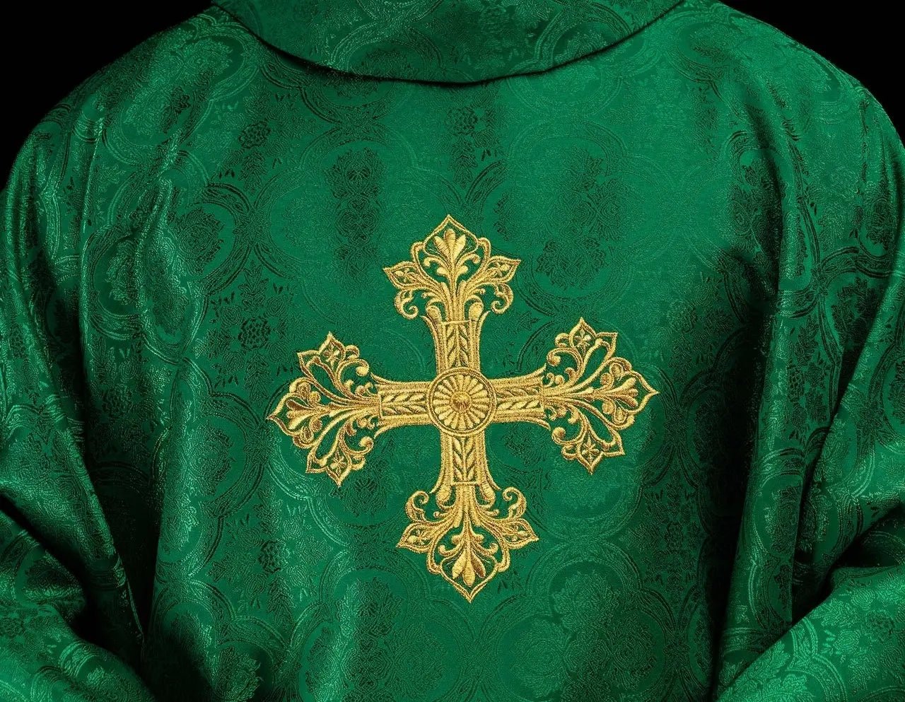 Chasuble verte en tissu jacquard à croix