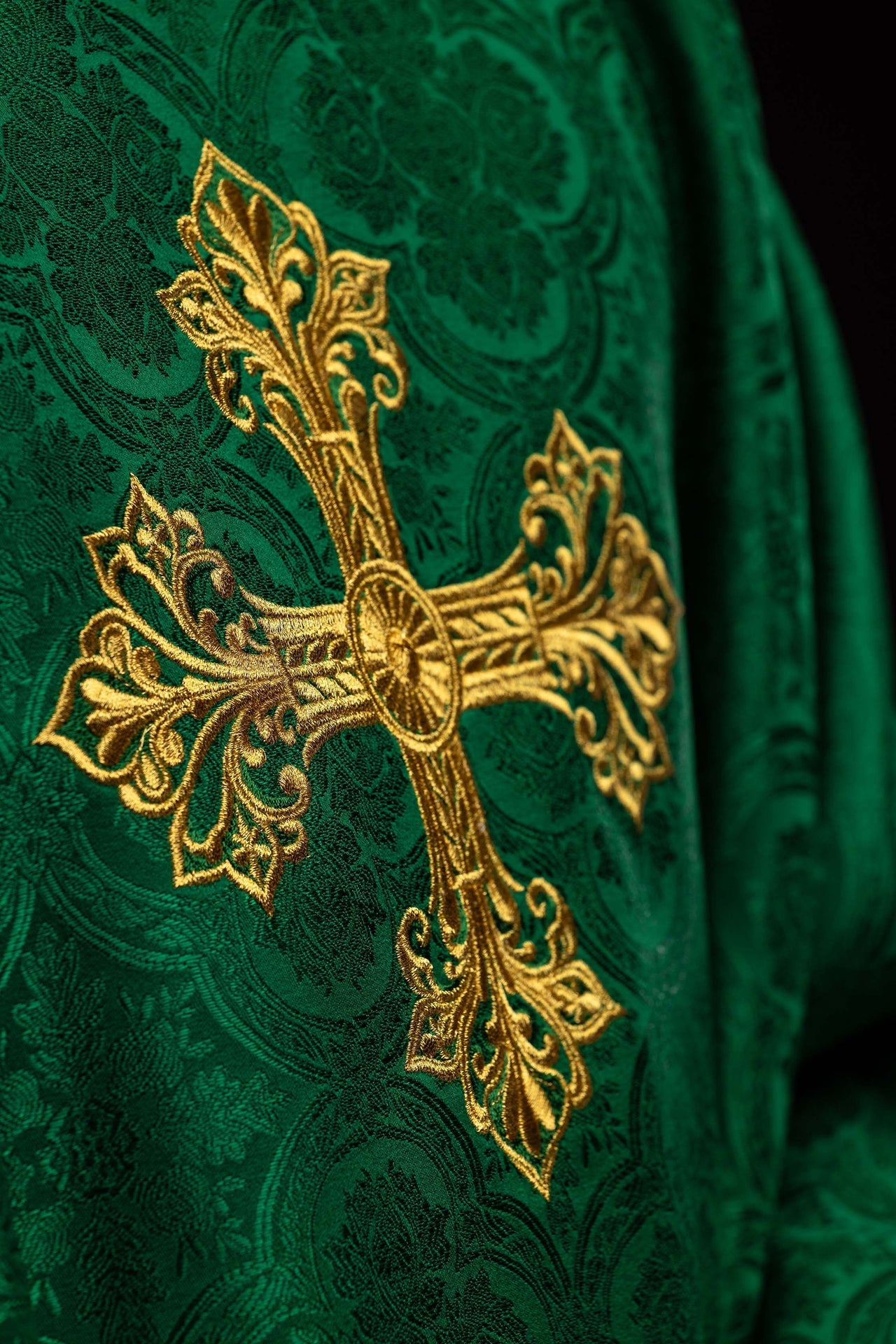 Zielony ornat z krzyżem tkanina żakardowa - ORNATY.PL