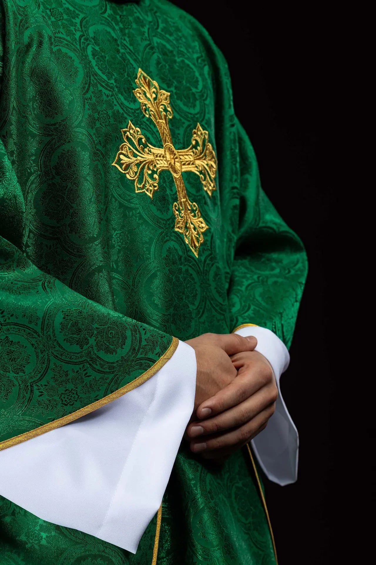 Chasuble verte en tissu jacquard à croix