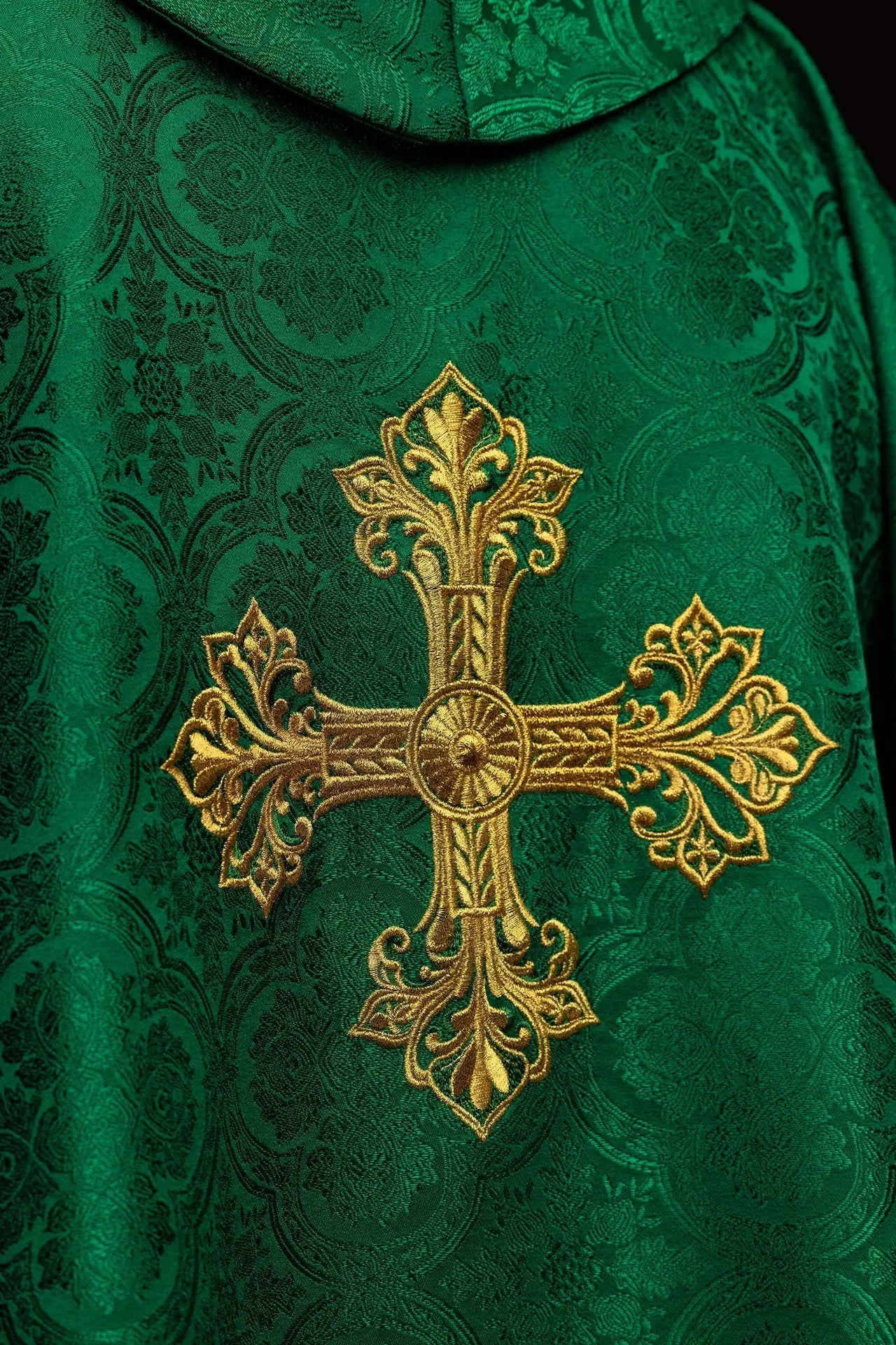 Chasuble verte en tissu jacquard à croix