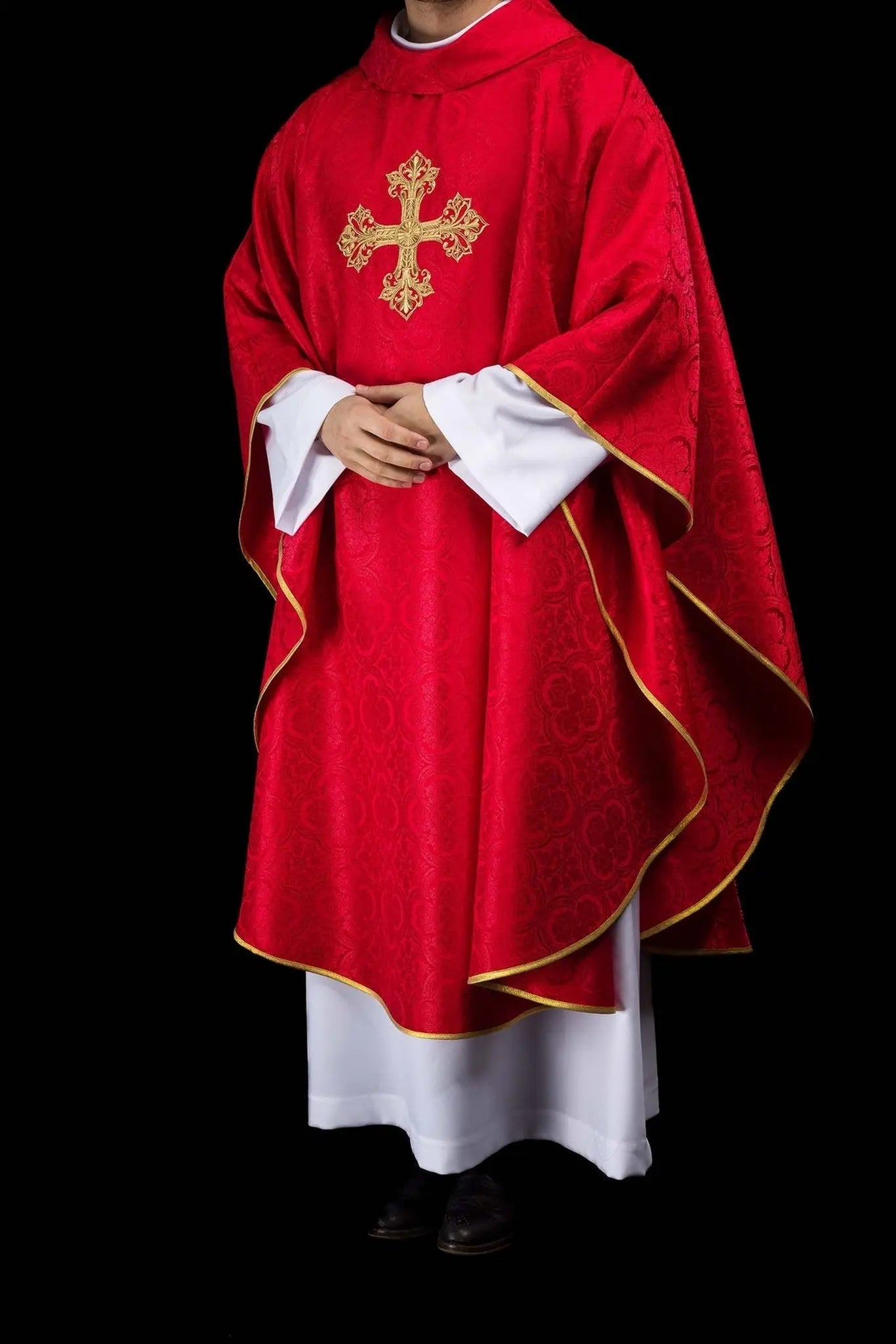 Chasuble rouge en tissu jacquard à croix