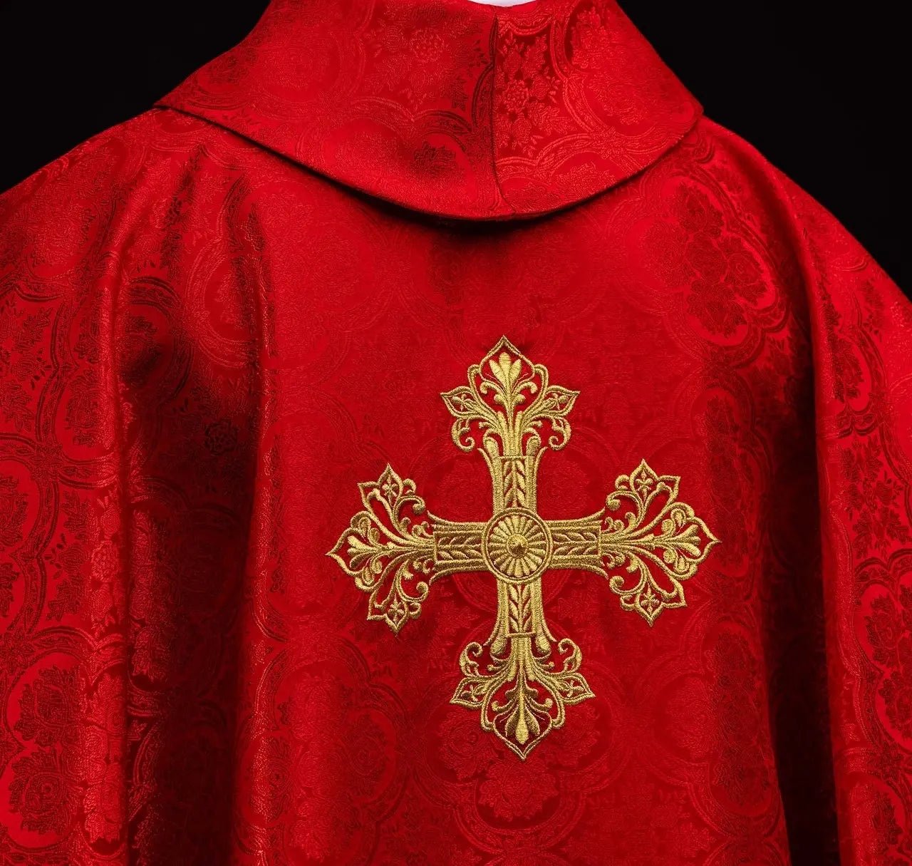 Chasuble rouge en tissu jacquard à croix