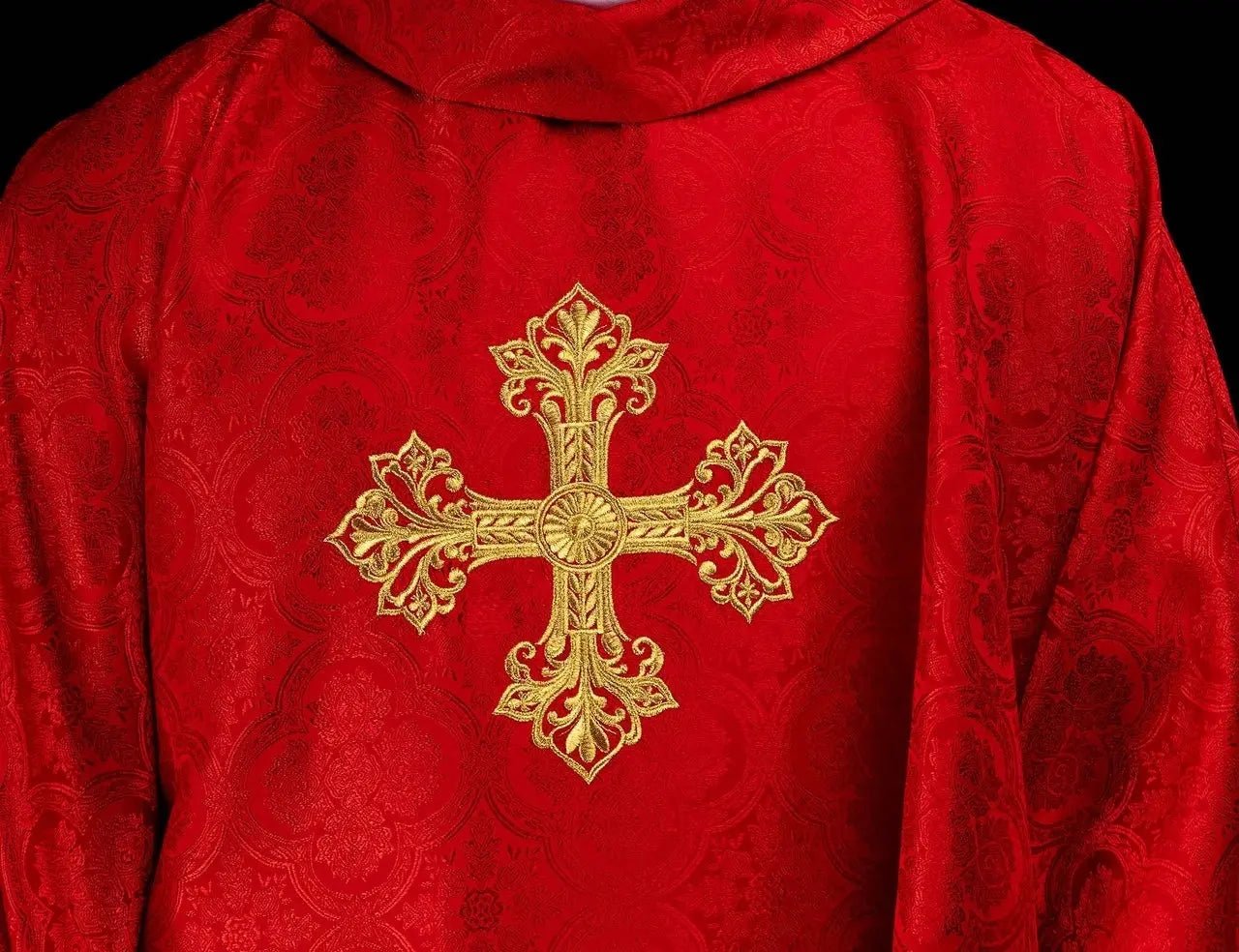 Chasuble rouge en tissu jacquard à croix