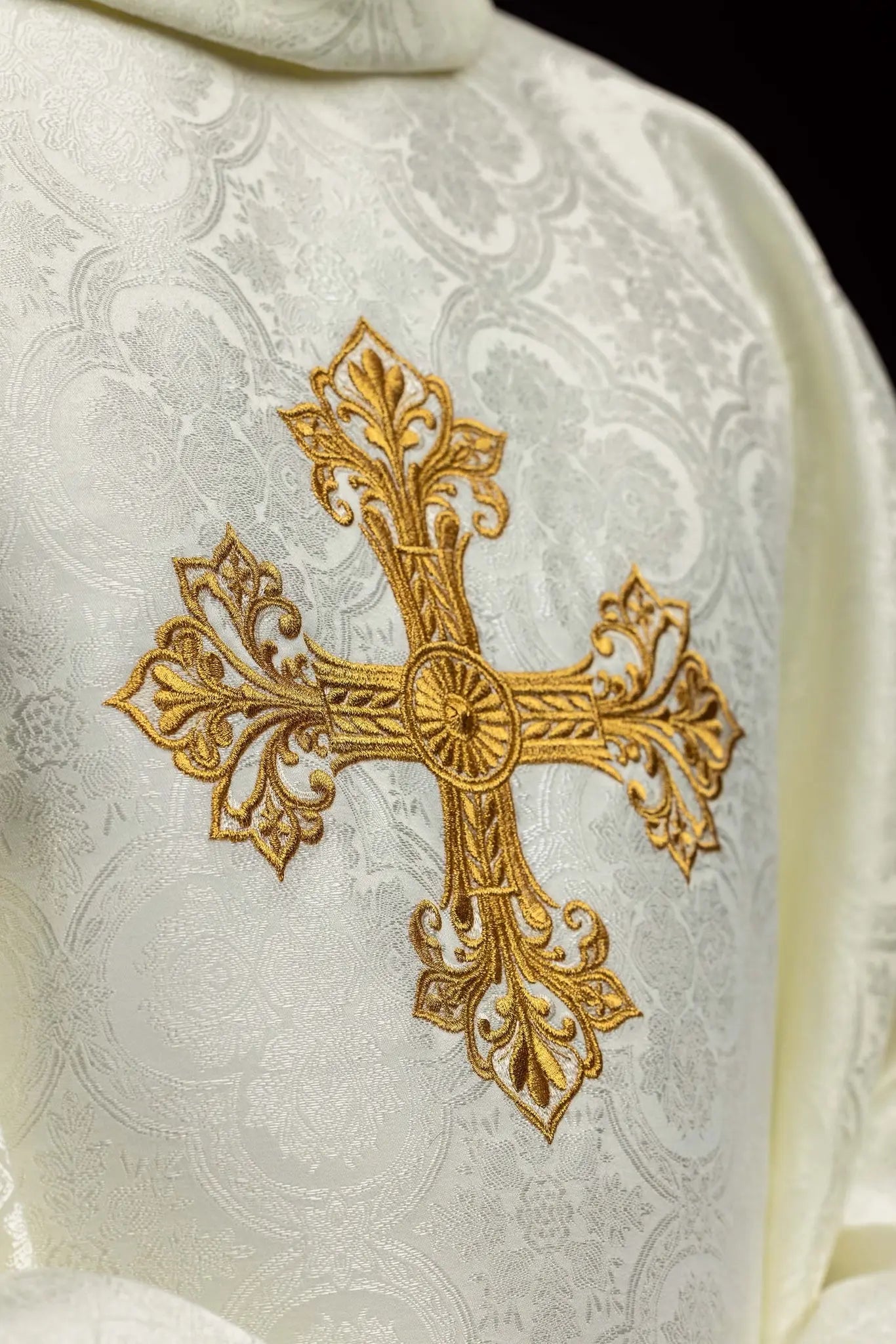 Chasuble écrue en tissu jacquard à croix