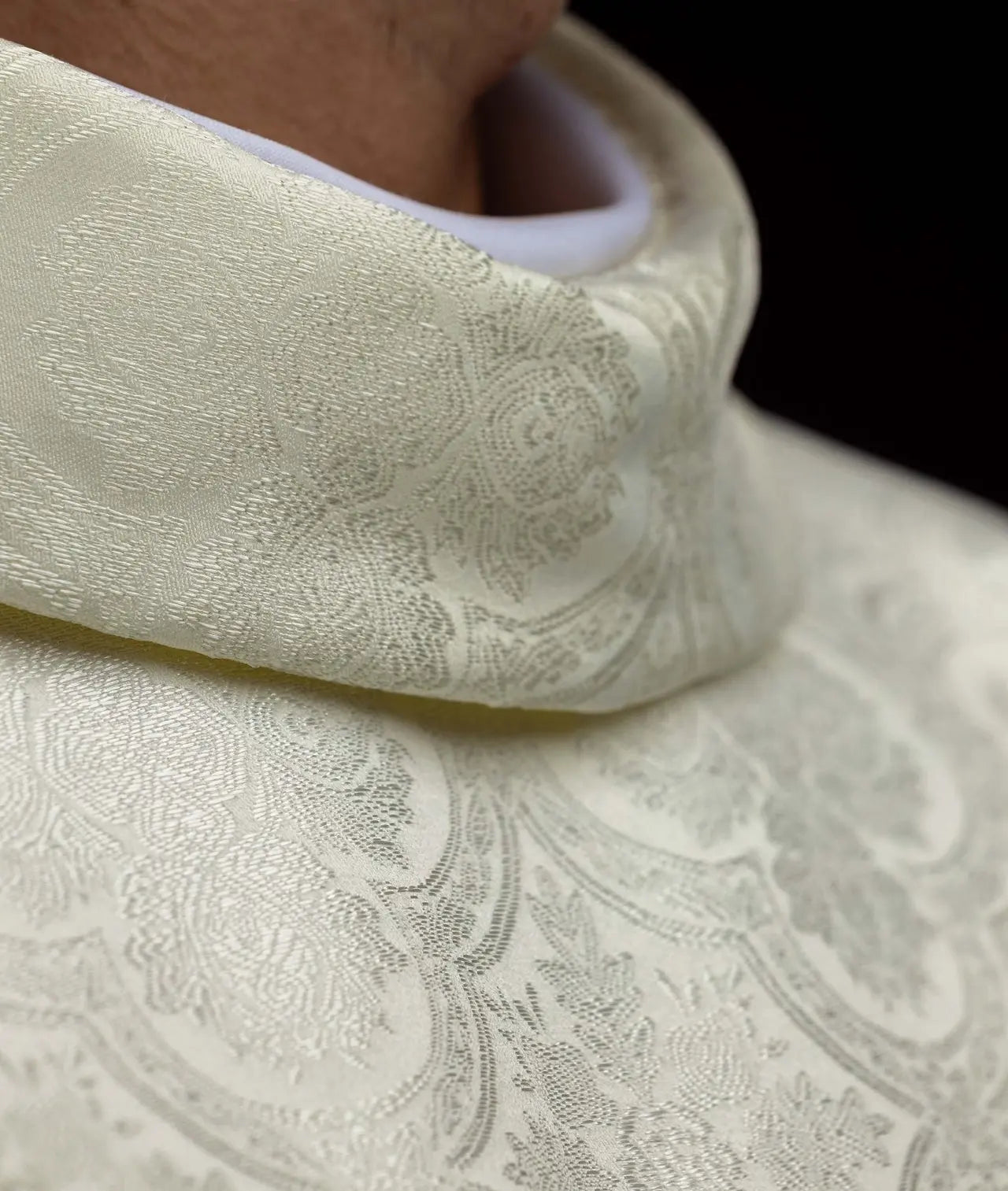 Chasuble écrue en tissu jacquard à croix