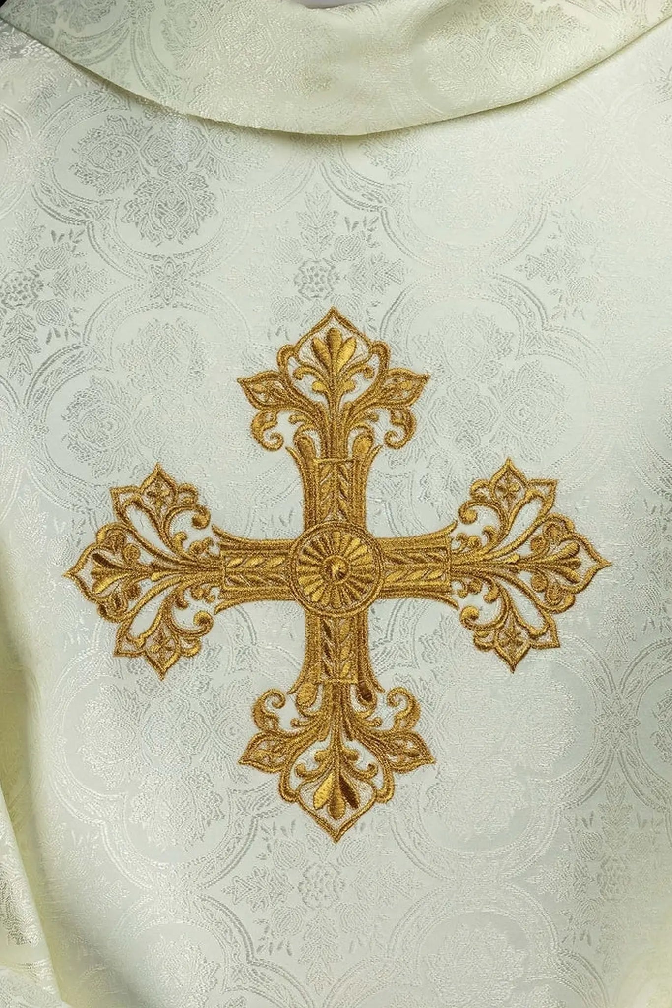Chasuble écrue en tissu jacquard à croix