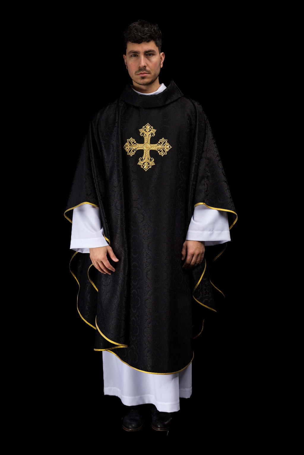 Czarny ornat z krzyżem tkanina żakardowa - ORNATY.PL