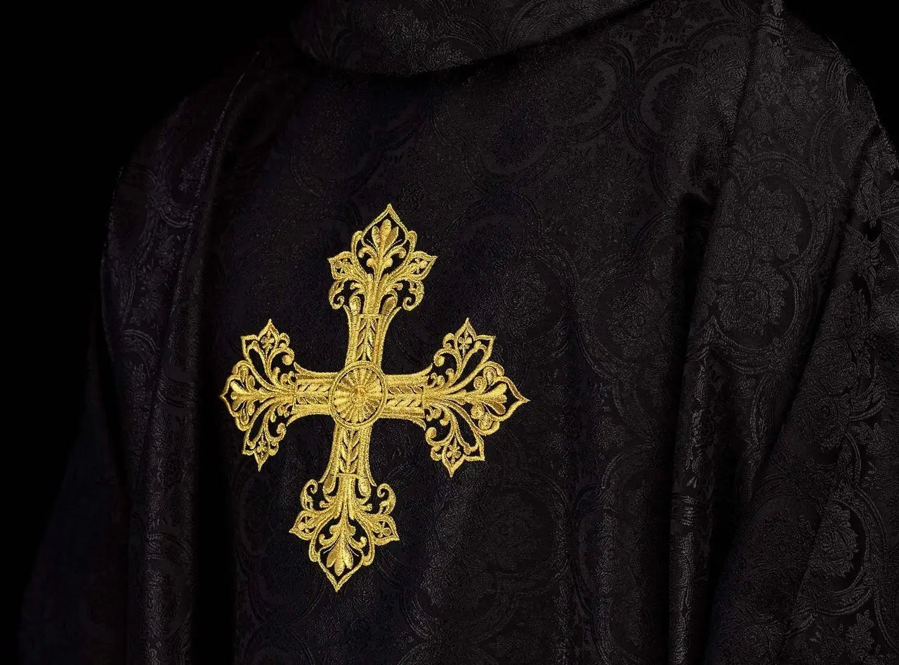 Chasuble noire en tissu jacquard à croix