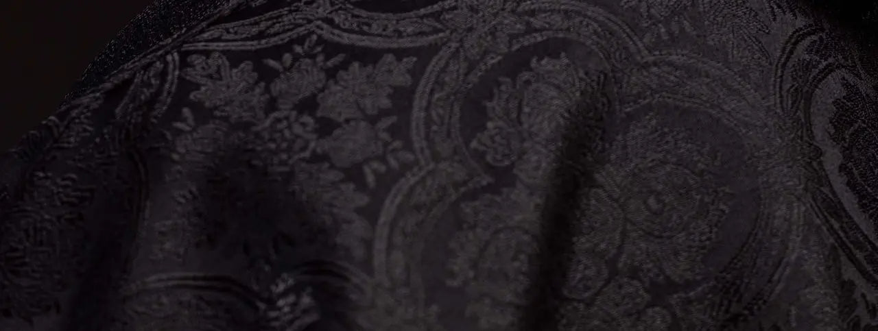 Chasuble noire en tissu jacquard à croix