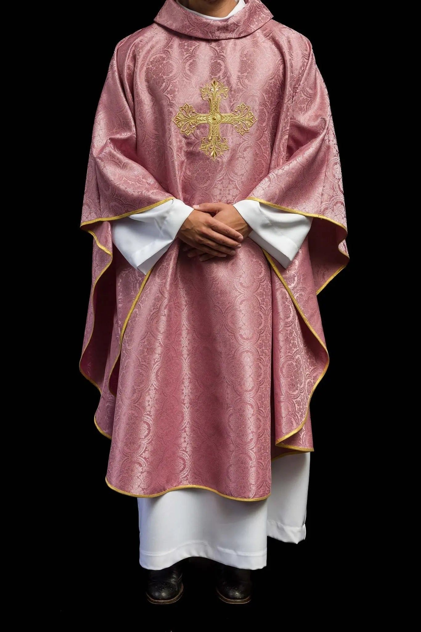 Chasuble rose avec croix en tissu à motifs
