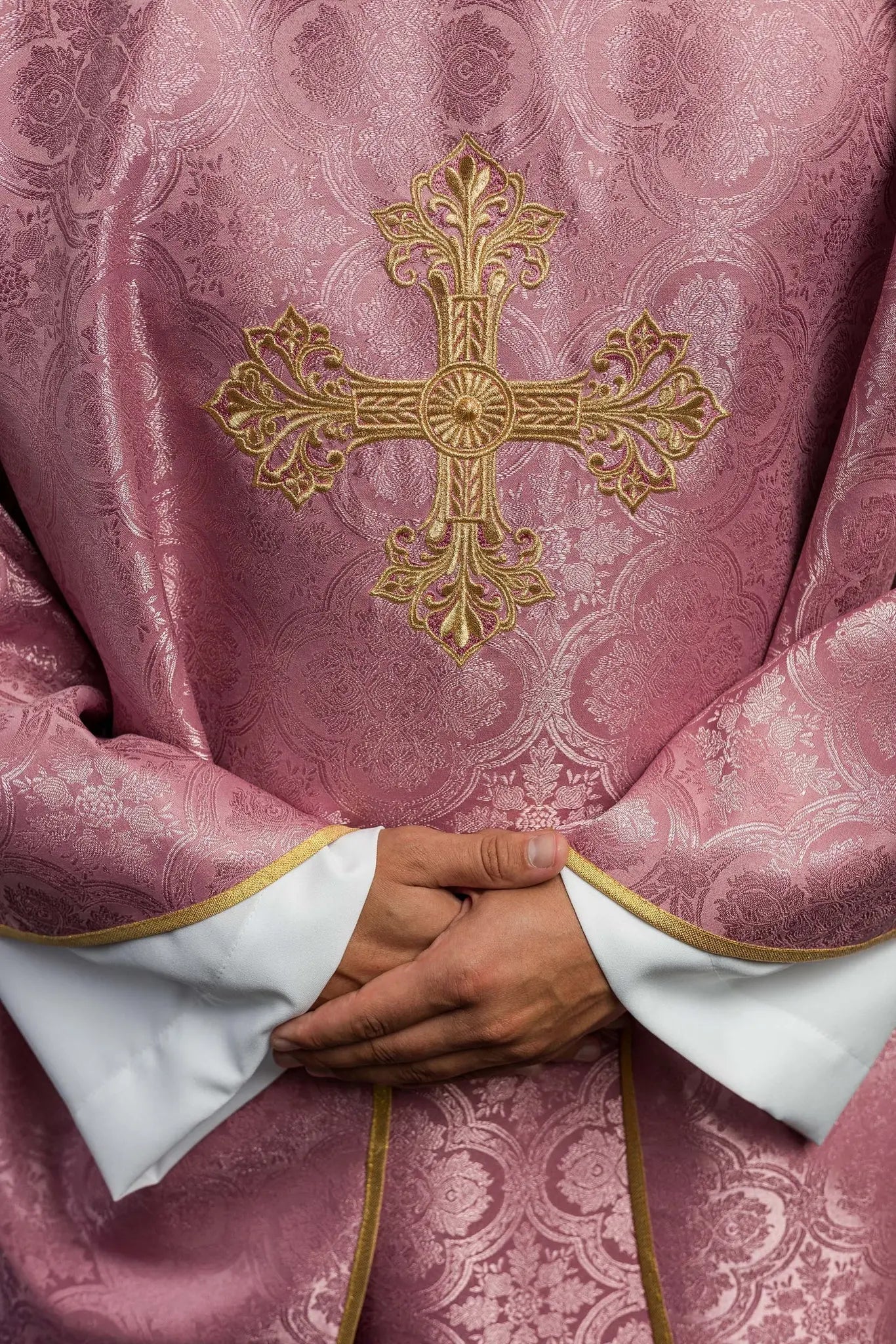 Chasuble rose avec croix en tissu à motifs