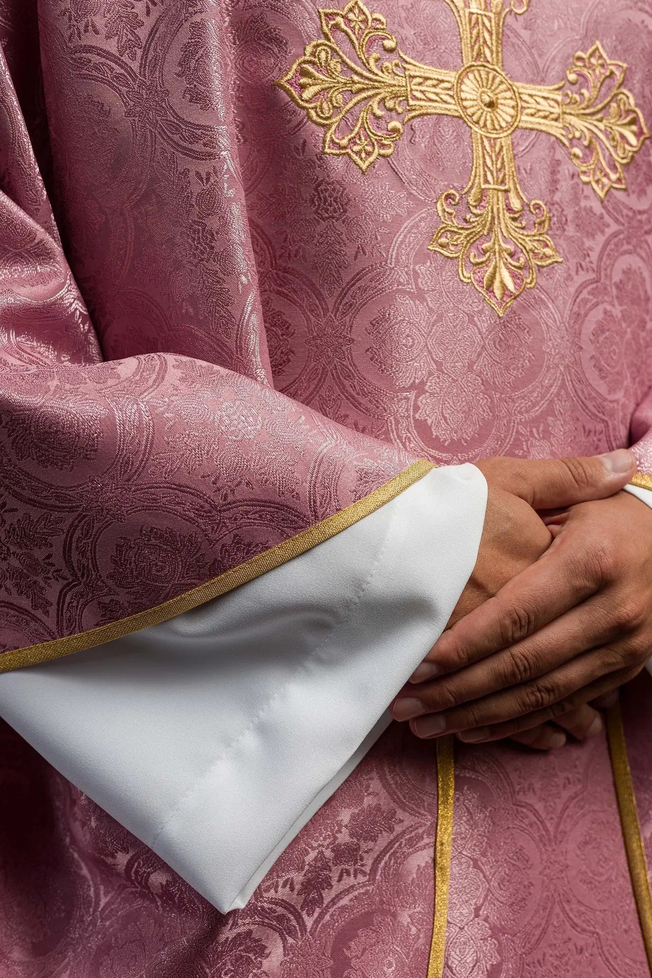 Chasuble rose avec croix en tissu à motifs