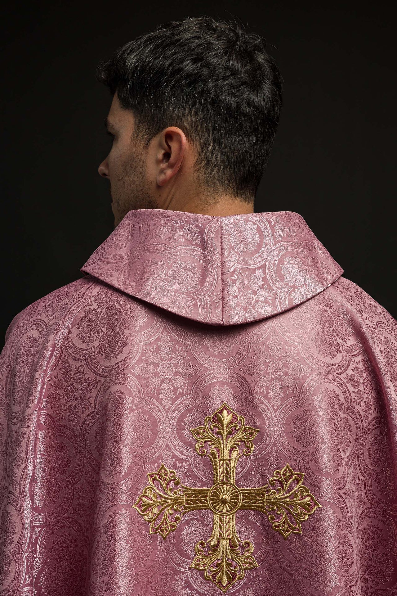 Różowy ornat z krzyżem uszyty z wzorzystej tkaniny - ORNATY.PL