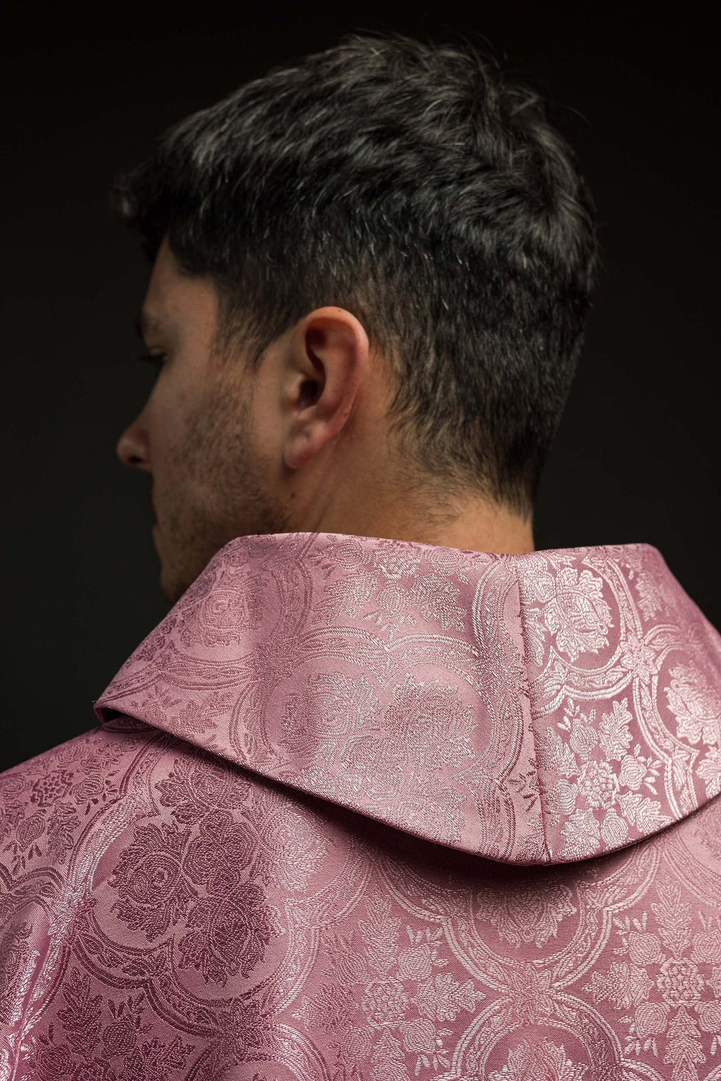 Różowy ornat z krzyżem uszyty z wzorzystej tkaniny - ORNATY.PL