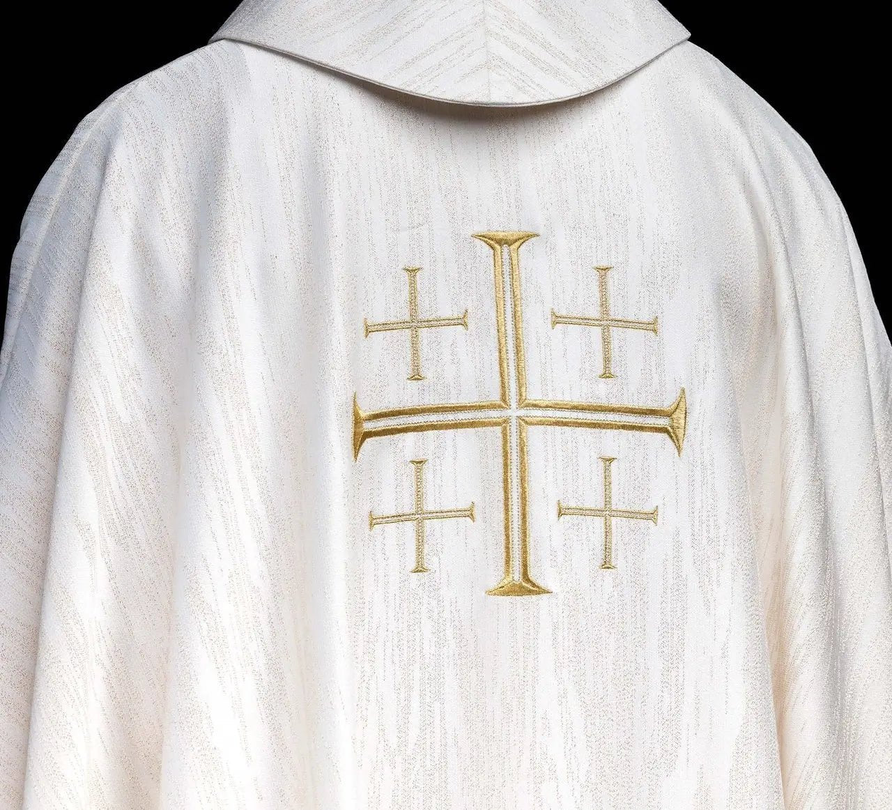 Chasuble brodée avec croix de Jérusalem écru