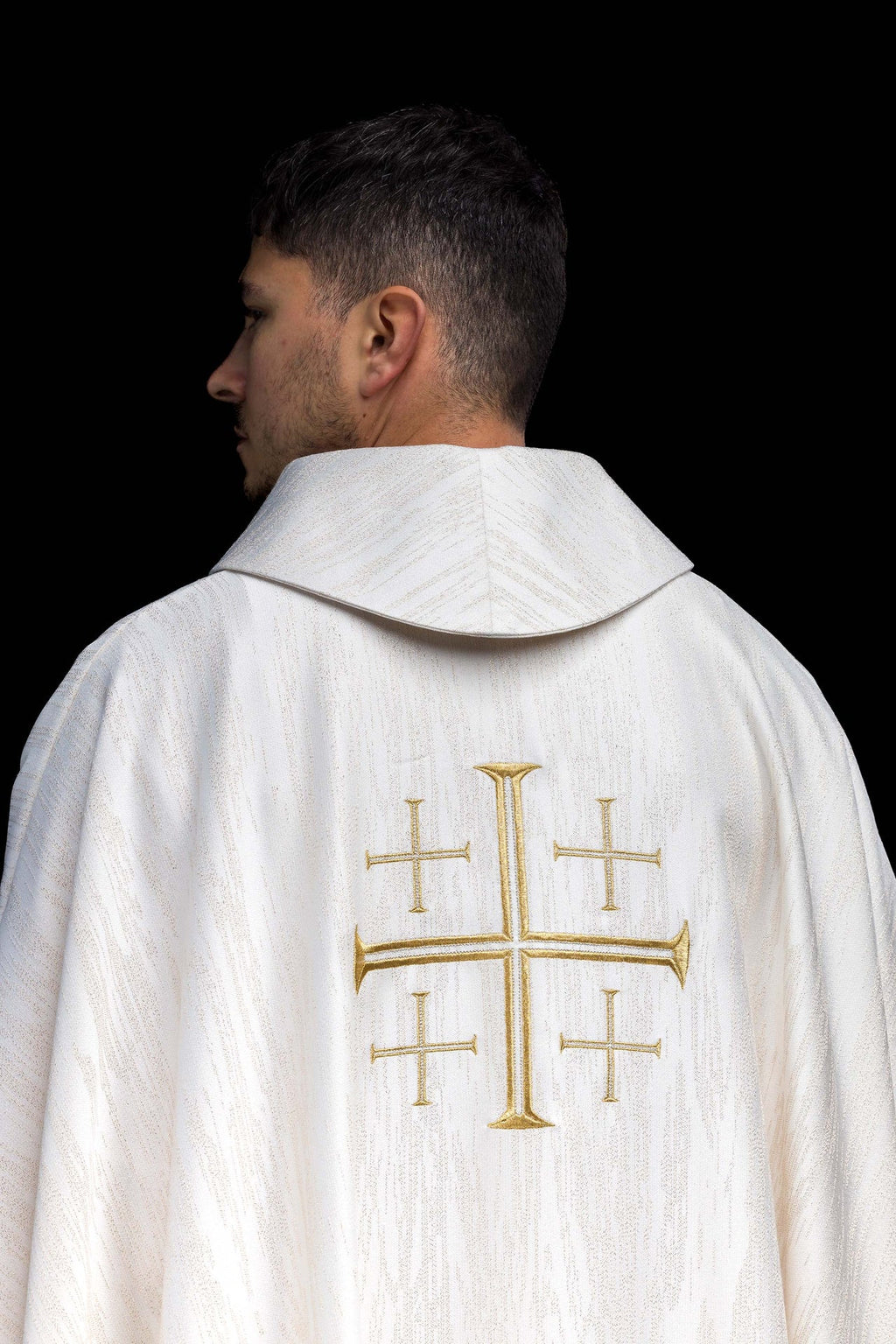Chasuble brodée avec croix de Jérusalem écru