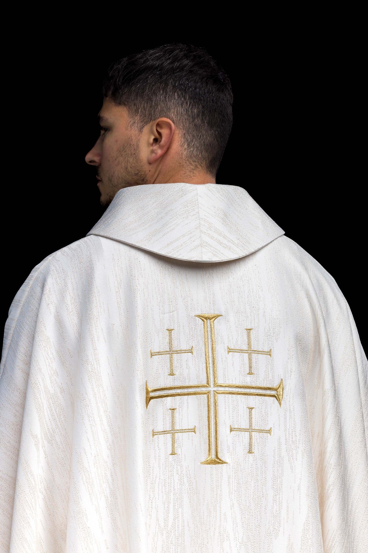 Chasuble brodée avec croix de Jérusalem écru