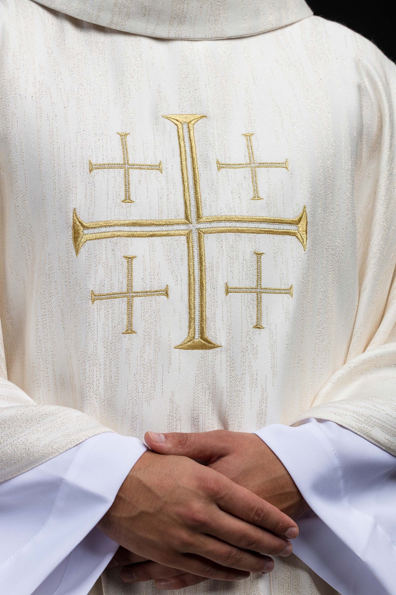 Chasuble brodée avec croix de Jérusalem écru
