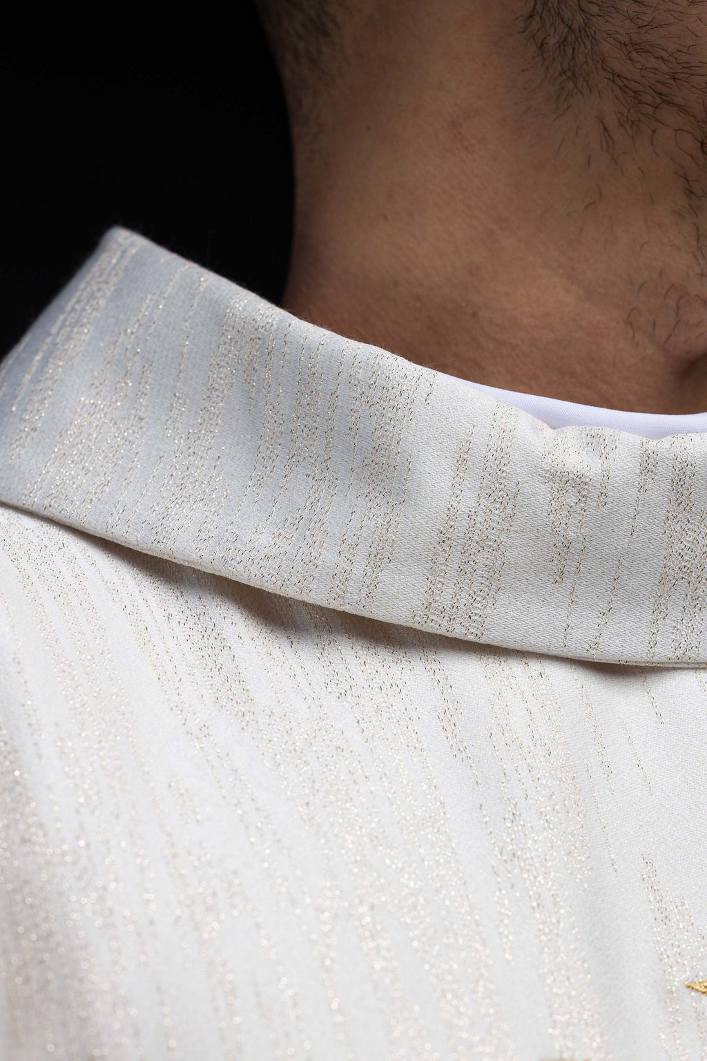 Chasuble brodée avec croix de Jérusalem écru