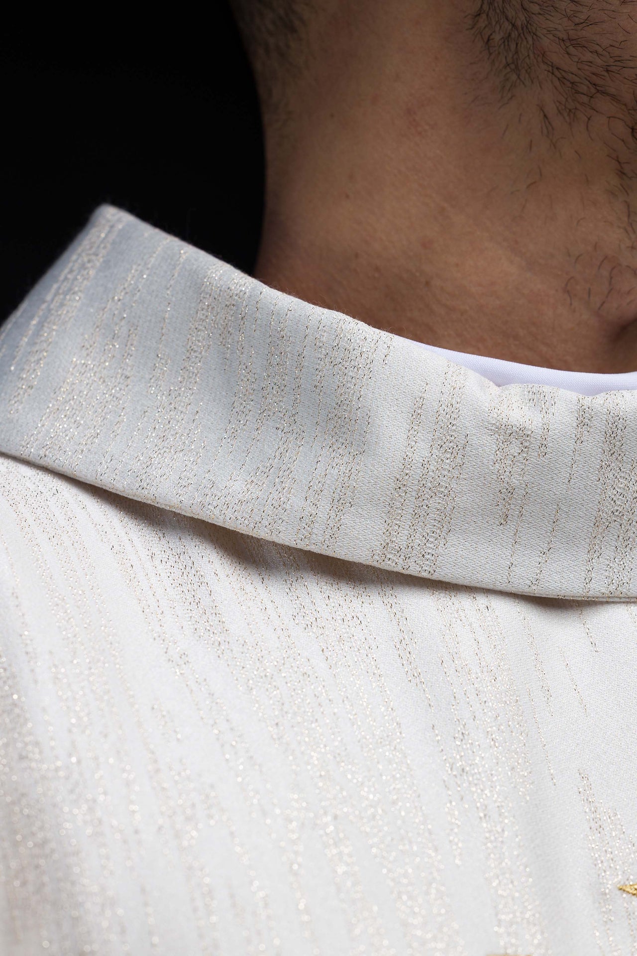 Chasuble brodée avec croix de Jérusalem écru