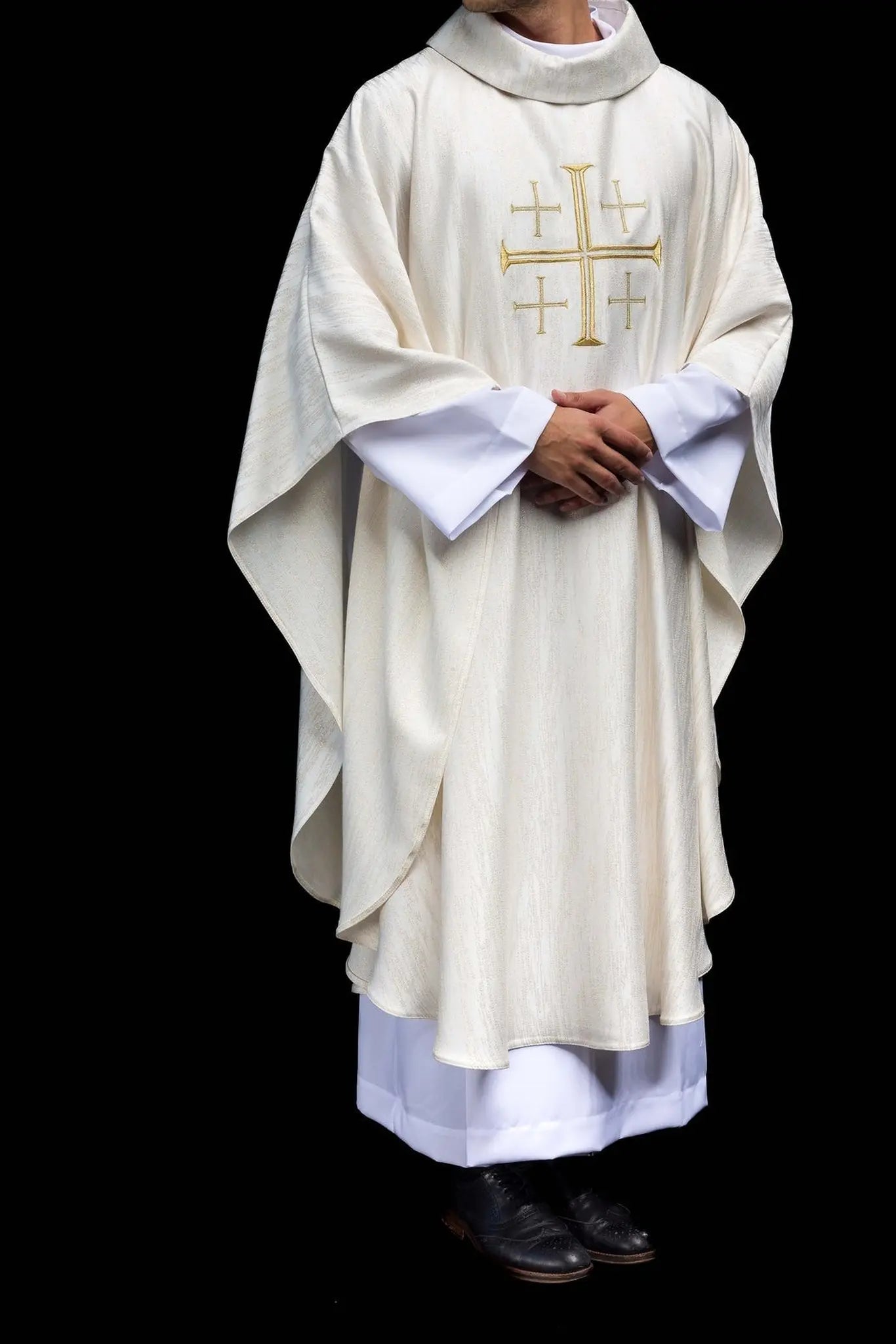 Chasuble brodée avec croix de Jérusalem écru