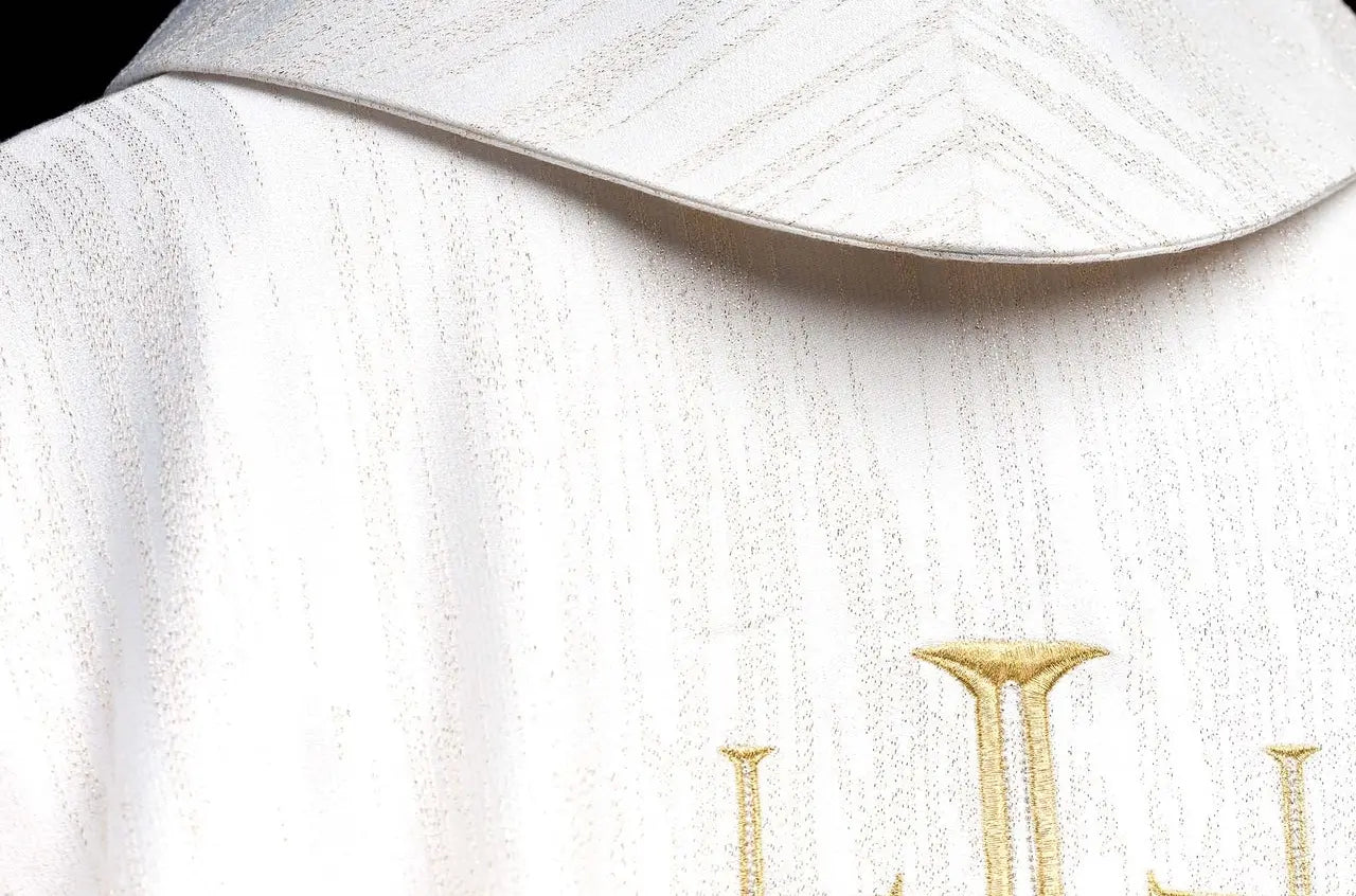 Chasuble brodée avec croix de Jérusalem écru