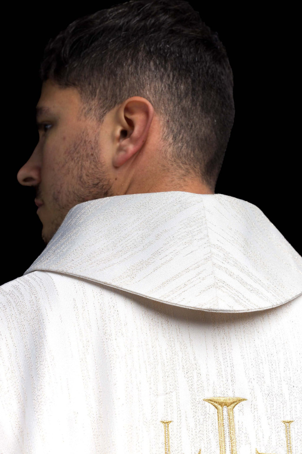 Chasuble brodée avec croix de Jérusalem écru