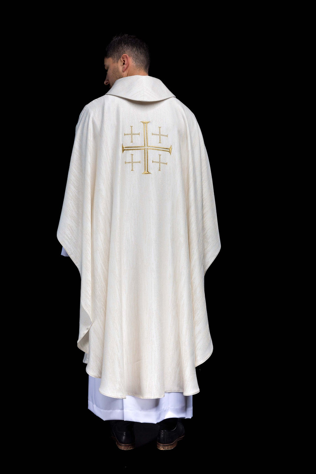 Chasuble brodée avec croix de Jérusalem écru