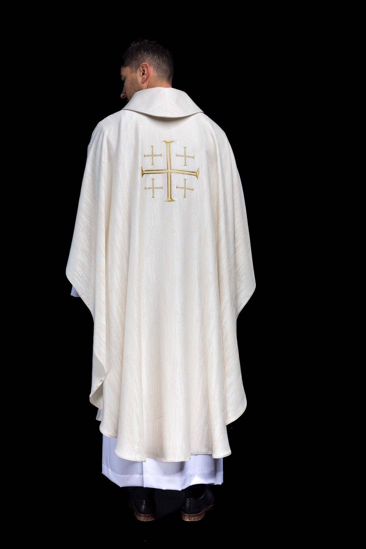 Chasuble brodée avec croix de Jérusalem écru