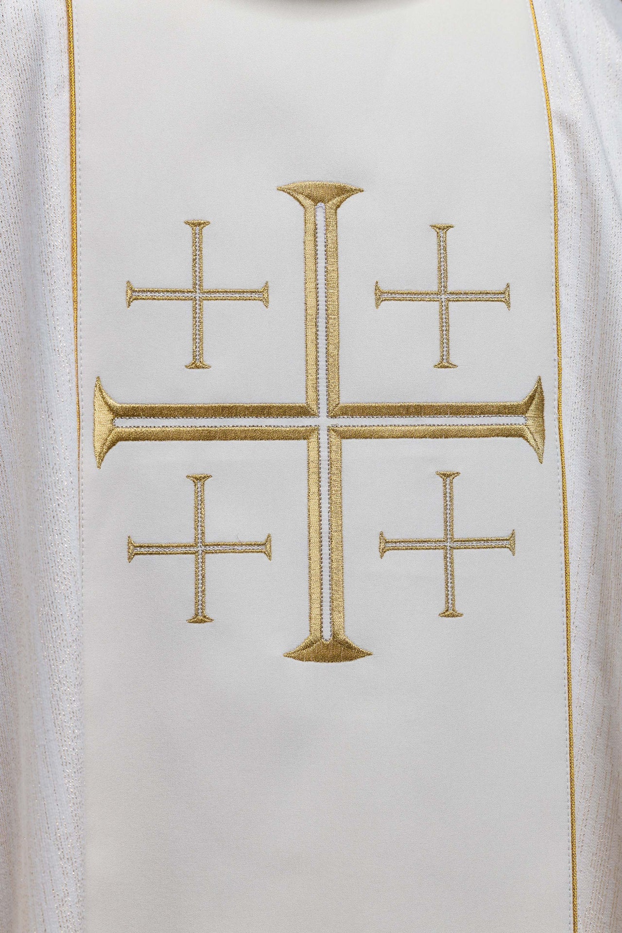 Ornement brodé avec ceinture et croix de Jérusalem écru