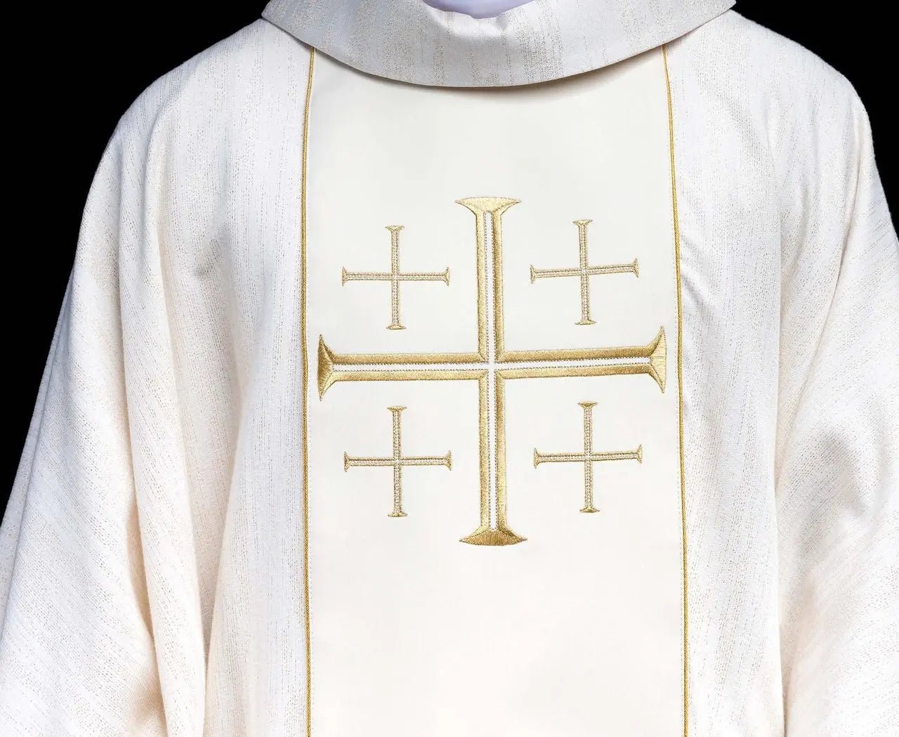 Chasuble brodée avec bande et croix de Jérusalem écru