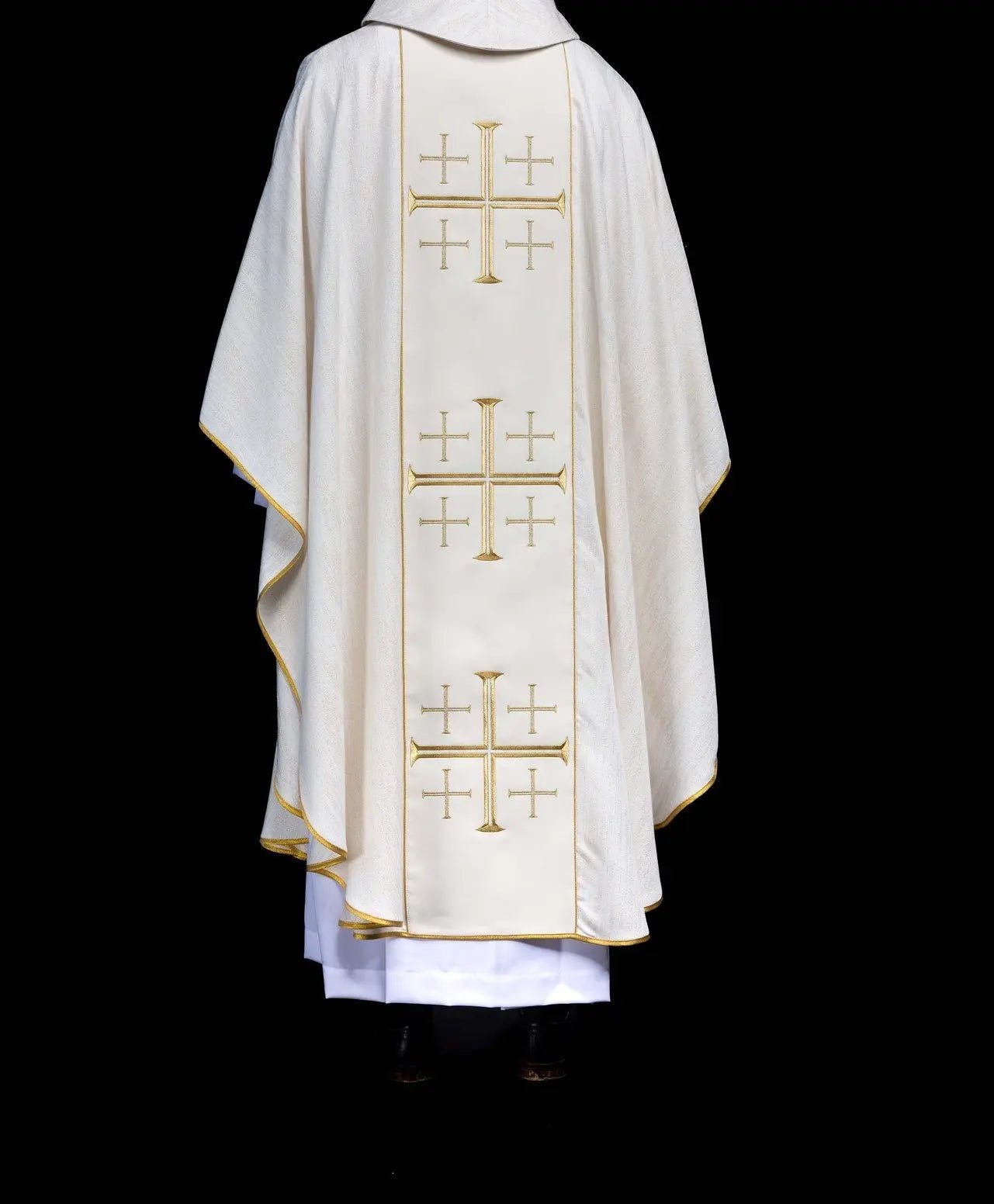Chasuble brodée avec bande et croix de Jérusalem écru