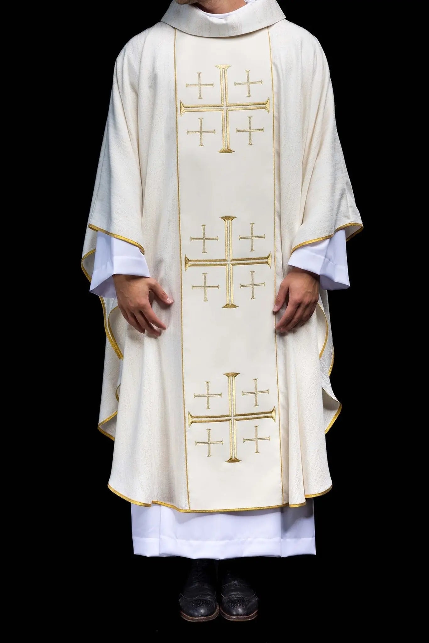 Chasuble brodée avec bande et croix de Jérusalem écru